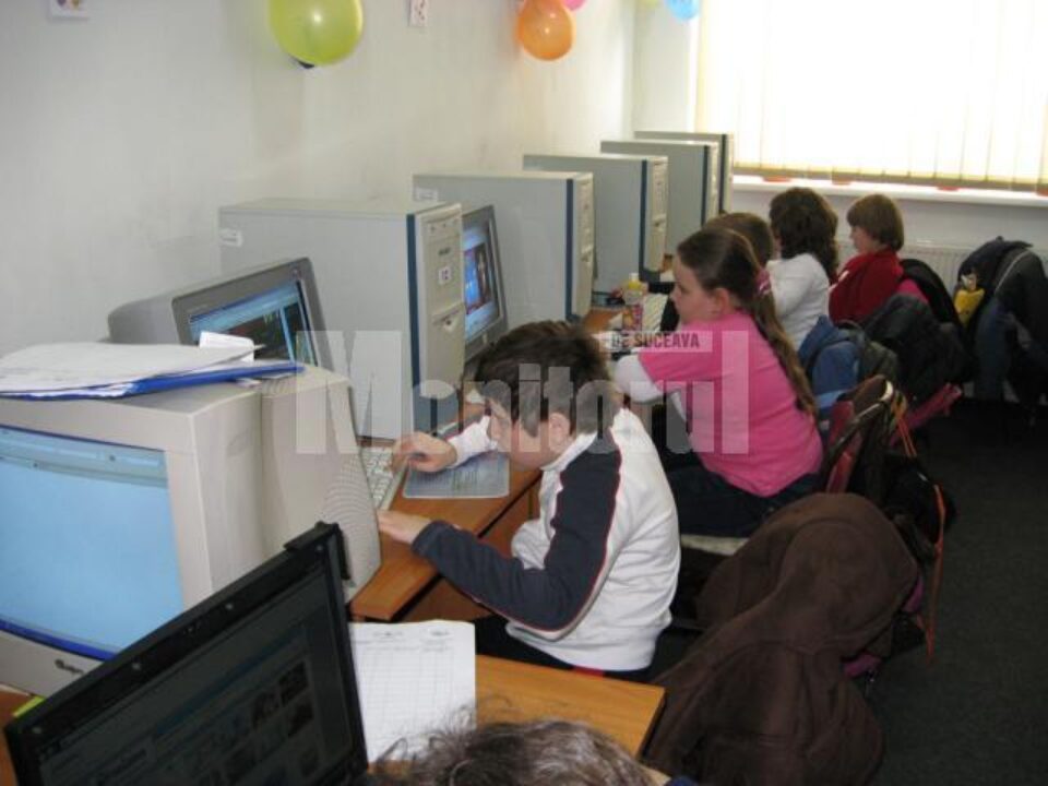 Biblioteca ,,I.G. Sbiera” Suceava: Participare entuziastă la campania „Hai pe net!”