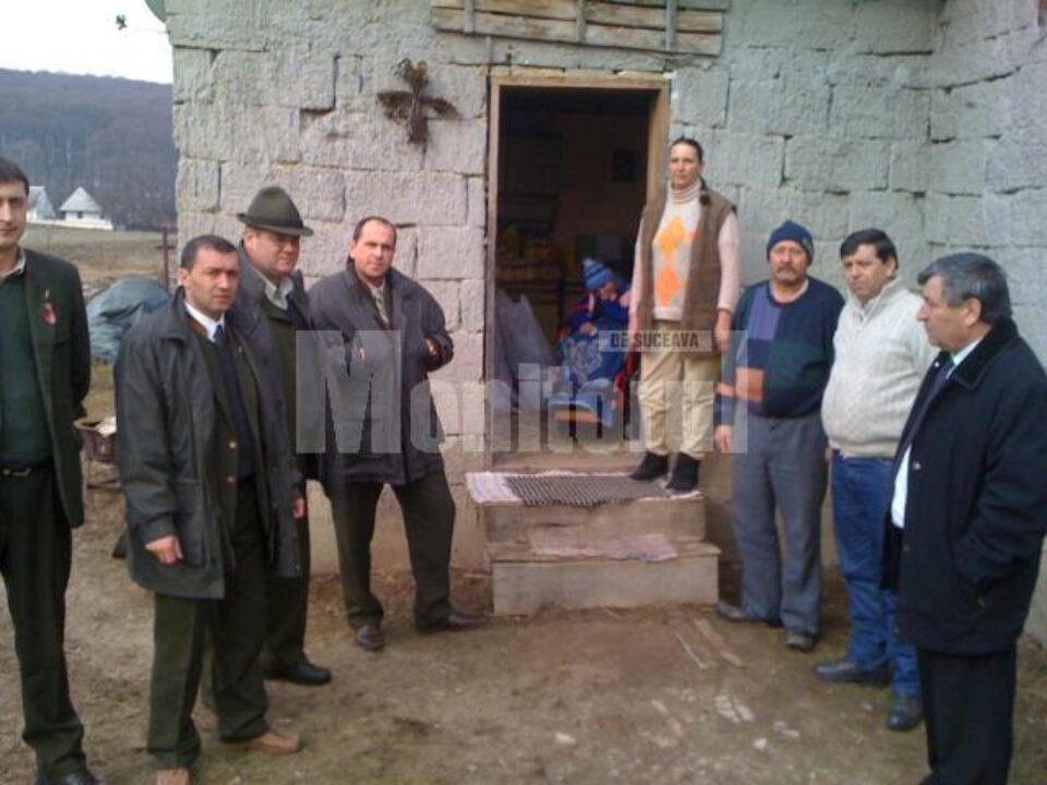 Bunurile alimentare și vestimentare strânse de silvicultorii suceveni au fost oferite joi unor familii din Adâncata și Breaza