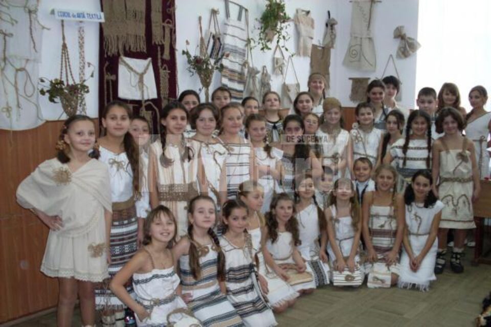 Copiii de la cercul de artă textilă, purtând propriile creații