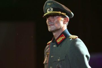 Radu Mazăre a apărut îmbrăcat într-o uniformă de general general Wehrmacht la o prezentare de modă în stațiunea Mamaia. Foto: MEDIAFAX