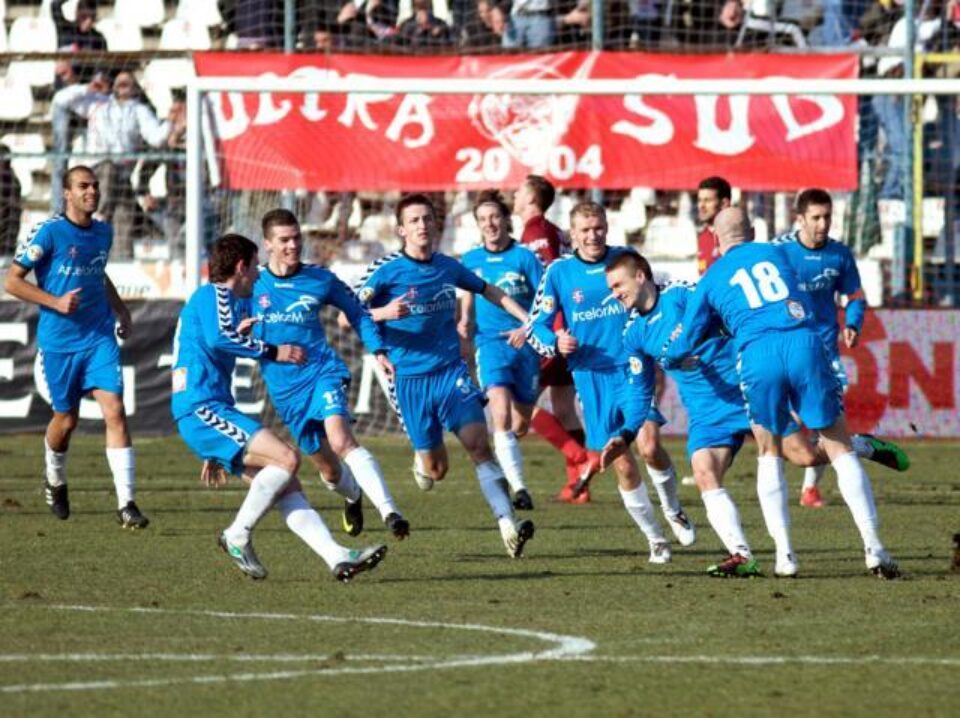 Jucătorii echipei Otelul Galați se bucură după înscrierea unui gol împotriva echipei CFR Cluj. Foto: Florin NOVAC / MEDIAFAX