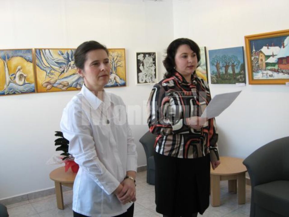 Ana Maria Ovadiuc și Cristina Lauric prezentând expoziția