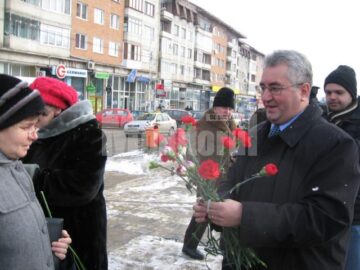 Ion Lungu a împărțit 500 de garoafe doamnelor și domnișoarelor pe care le-a întâlnit pe esplanada Casei de Cultură