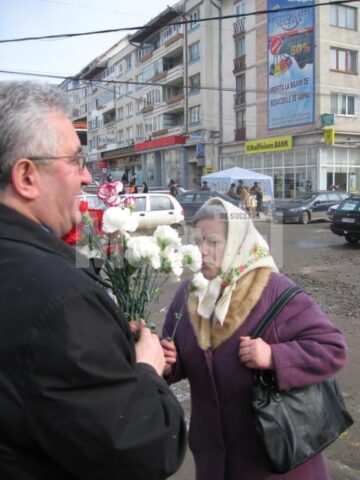 De Ziua Femeii: Primarul Ion Lungu a împărțit sute de flori în centrul Sucevei