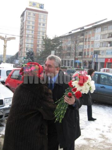 Ion Lungu a împărțit 500 de garoafe doamnelor și domnișoarelor pe care le-a întâlnit pe esplanada Casei de Cultură