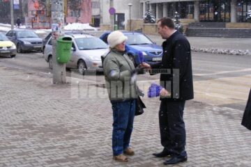 Harșovschi a oferit, ieri, 500 de zambile reprezentantelor sexului frumos