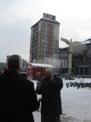 De Ziua Femeii: Primarul Ion Lungu a împărțit sute de flori în centrul Sucevei
