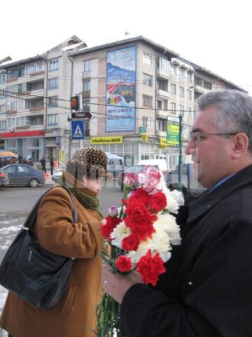 De Ziua Femeii: Primarul Ion Lungu a împărțit sute de flori în centrul Sucevei