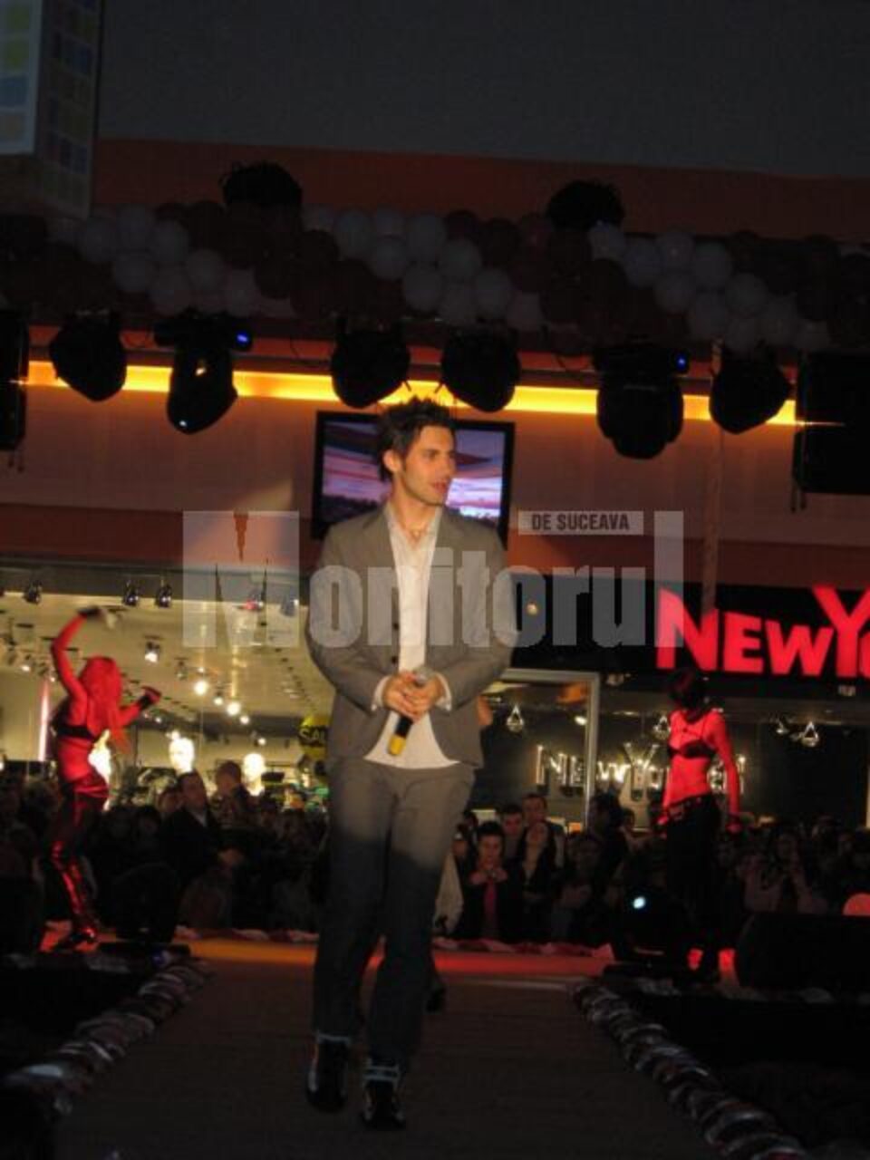 Dan Bălan, cadoul oferit de Shopping City femeilor din Suceava