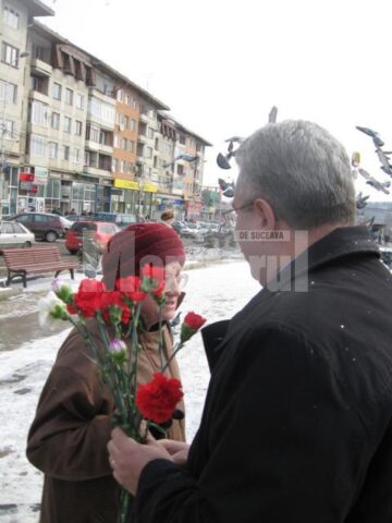 De Ziua Femeii: Primarul Ion Lungu a împărțit sute de flori în centrul Sucevei