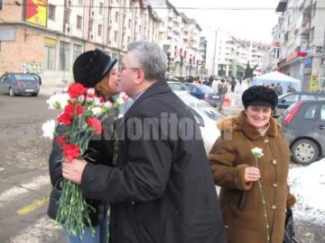 De Ziua Femeii: Primarul Ion Lungu a împărțit sute de flori în centrul Sucevei