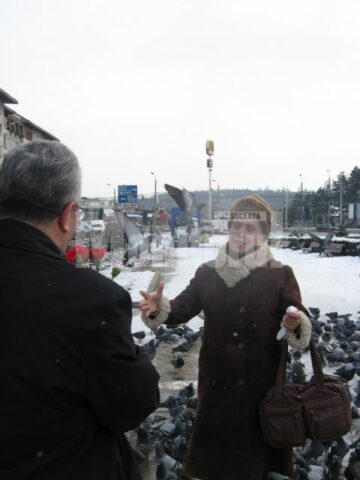 De Ziua Femeii: Primarul Ion Lungu a împărțit sute de flori în centrul Sucevei
