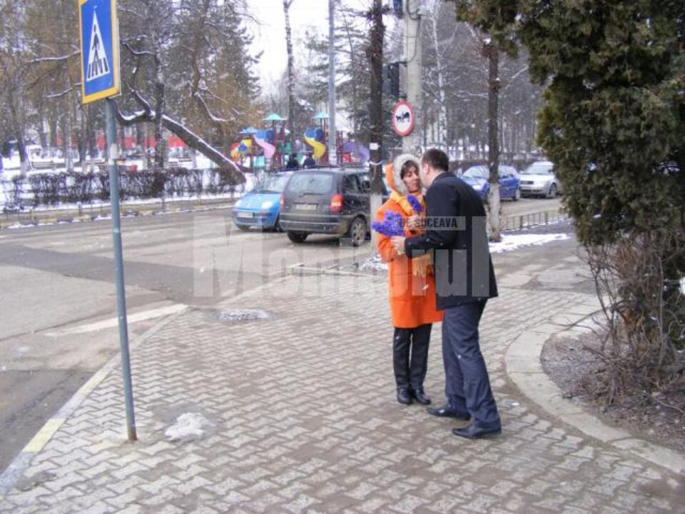 Gentilețe: Viceprimarul Harșovschi îl concurează pe primarul Lungu la dăruit flori femeilor