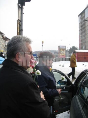 De Ziua Femeii: Primarul Ion Lungu a împărțit sute de flori în centrul Sucevei