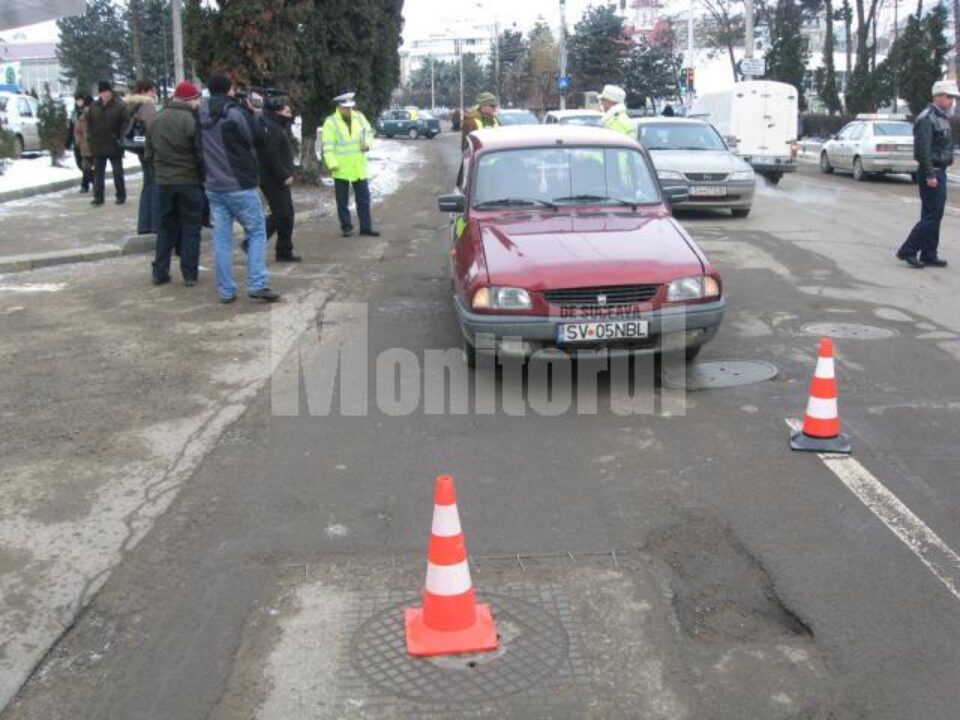 Pietonul a țâșnit în fața mașinii în timp ce traversa spre sediul Politiei