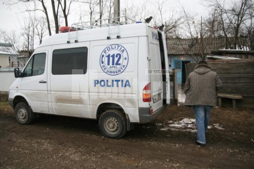 Criminaliștii au scotocit casa bătrânei în căutarea urmelor care să ducă la identificarea și probarea violatorului