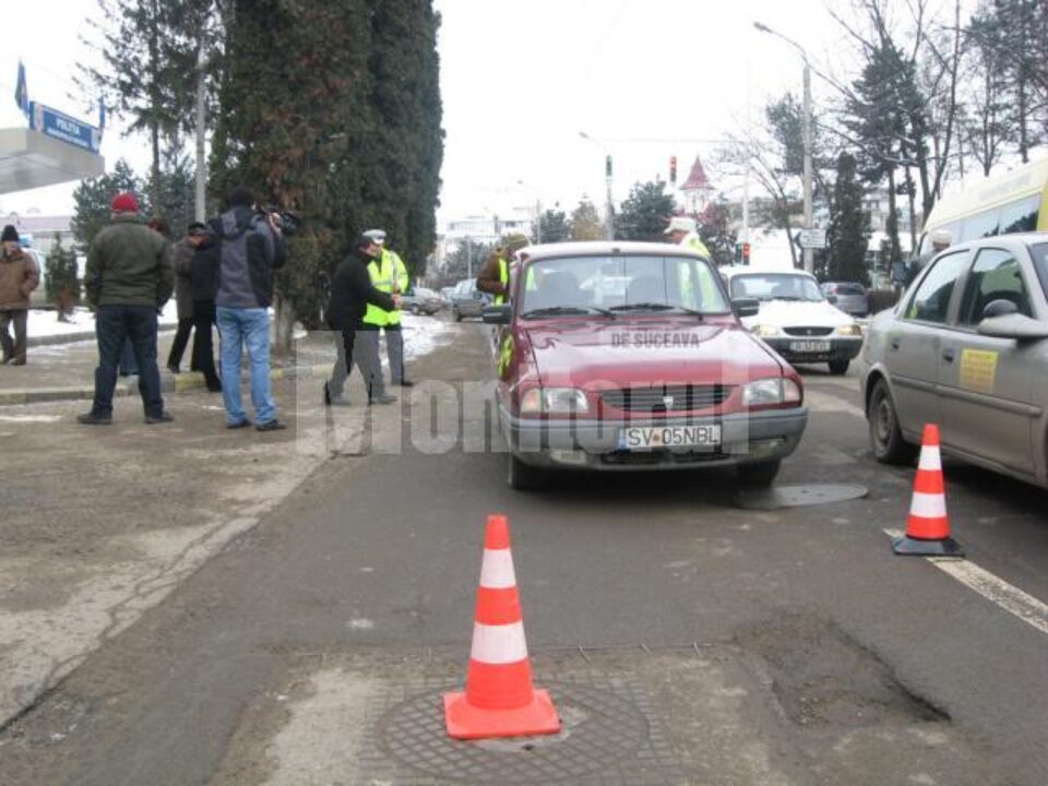 Șoferul, explicându-i polițistului cum s-a produs accidentul