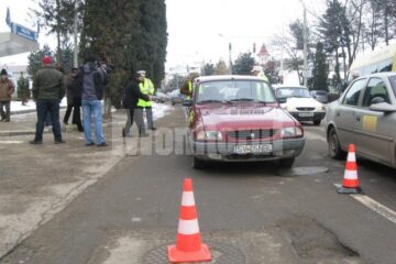 Șoferul, explicându-i polițistului cum s-a produs accidentul