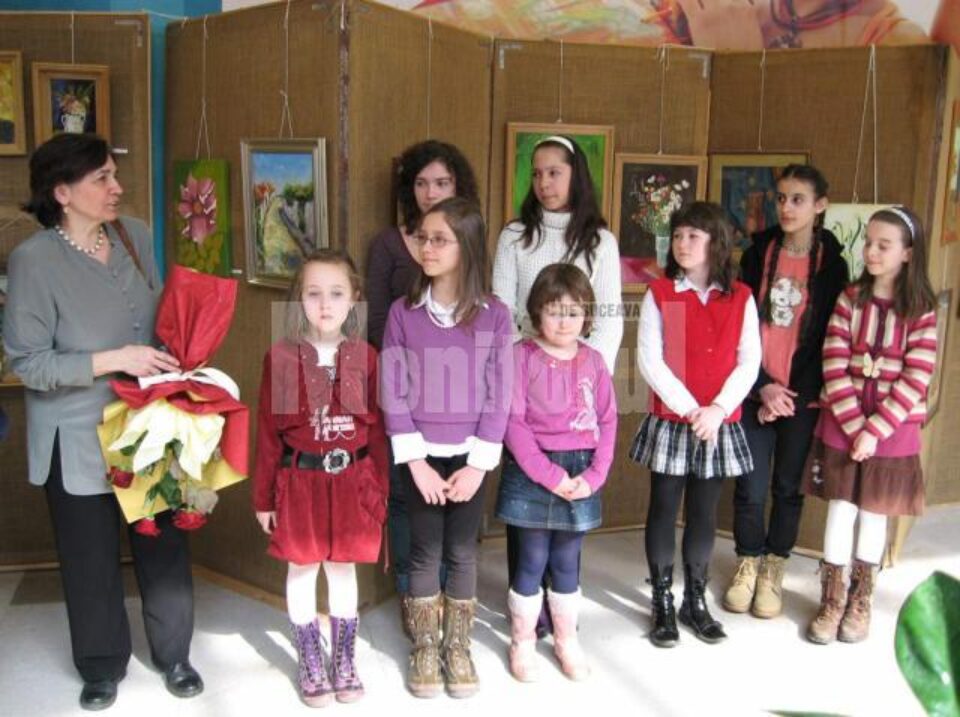 Copiii expozanți împreună cu artista plastică Viorica Moruz