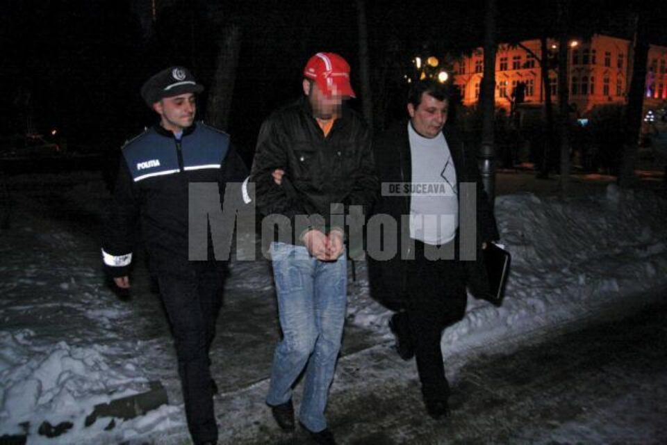 Suspectul a fost dus cu cătușe la mâini, aseară, în fața procurorilor