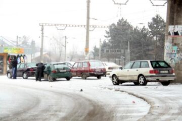 Stația de așteptare pentru transporturile pirat, sub pasarela CFR de la Ițcani