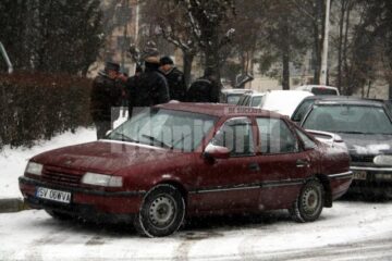 Șoferi – pirați, în așteptarea călătorilor, pe strada Mitropoliei