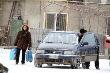 Mașinile care fac transporturi ilegale nu pleacă până nu au măcar 3 - 4 clienți