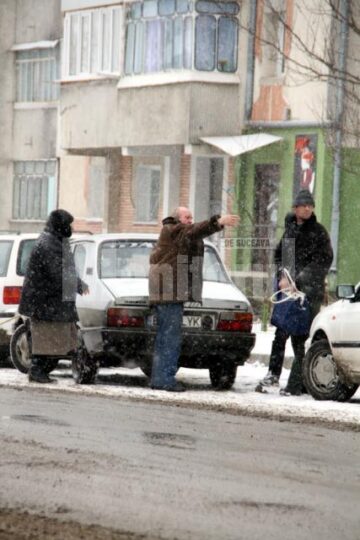 Haideți, că sunt patru locuri! - a strigat șoferul, chemând și alți călători la mașină