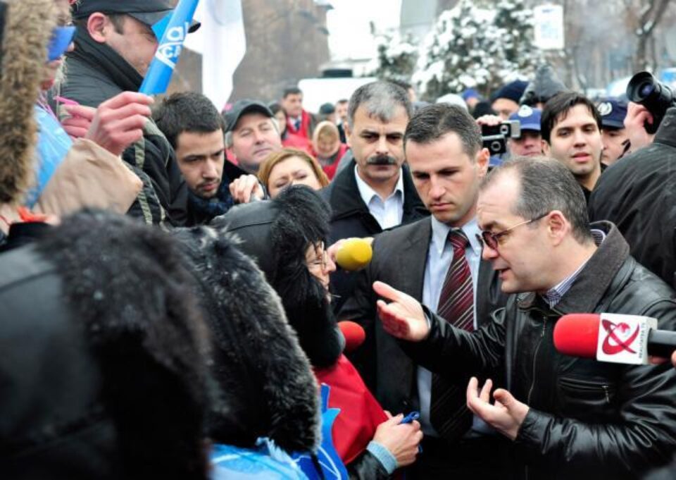 Sindicaliștii s-au plâns premierului Boc că au salarii mai mici față de cele primite anul trecut. Foto: MEDIAFAX