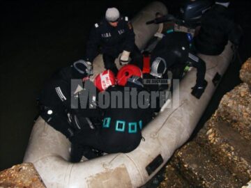 Antrenament de noapte al scafandrilor de interventie