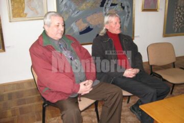 Poetul Ion Cozmei și graficianul Cornel Dan, în Sala de Arte Elena Greculesi a Bibliotecii Bucovinei