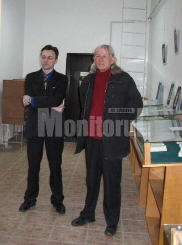 Directorul bibliotecii, Gabriel Cărăbuș, și Cornal Dan, la vernisaj