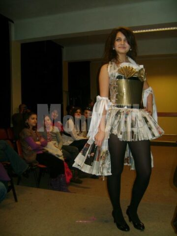 Rochie creată din ziare și cartoane