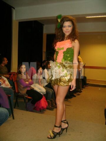 Cea mai reușită ținută eco, creată din ambalaje de flori - designer Luiza Curelușă