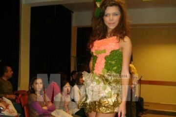 Cea mai reușită ținută eco, creată din ambalaje de flori - designer Luiza Curelușă