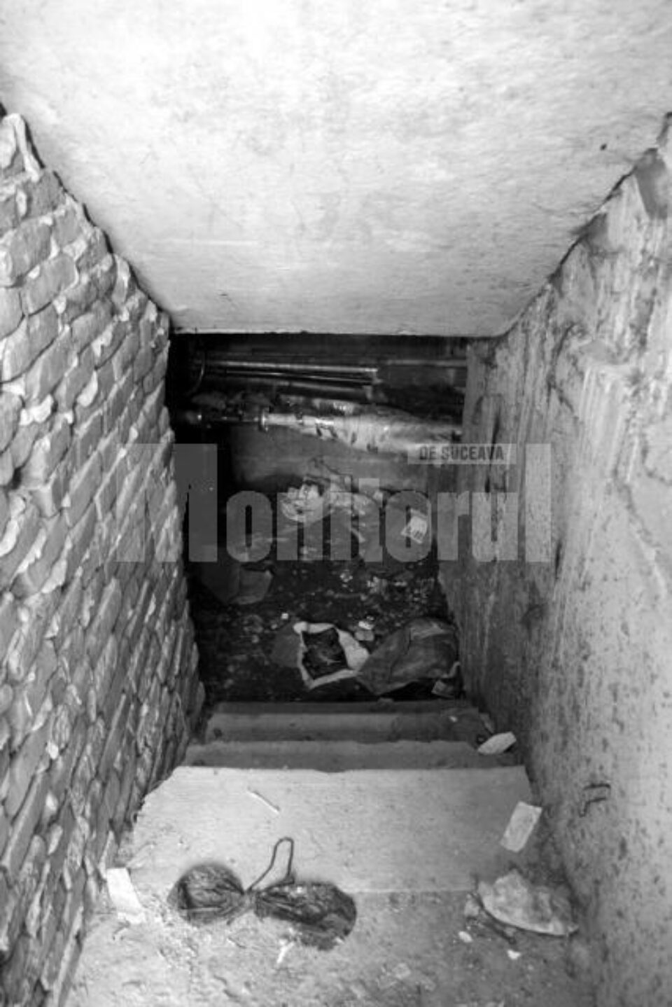 Subsolul blocului în care a fost găsit bărbatul mort