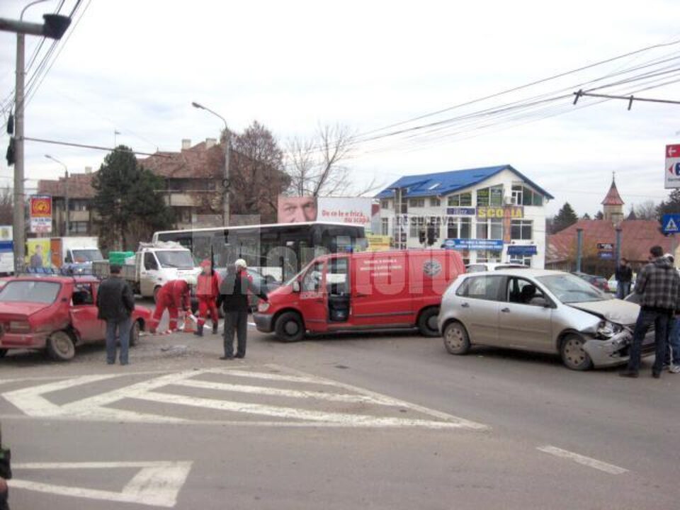 Atunci când este anunțat un accident rutier, ISU Suceava trimite la fața locului echipajul de Descarcerare și Salvarea