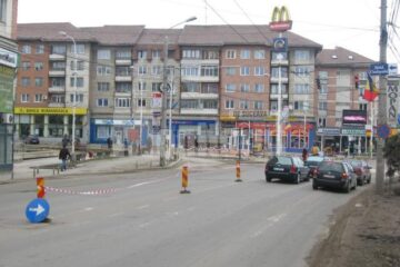 Semnalizarea rutieră corespunzătoare, amenajată la o oră după ce strada era deja închisă