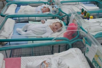 Statul sprijină dreptul la educație prin acordarea sumei în echivalentul în lei a 500 de euro fiecărui copil, la nașterea acestuia. Foto: MEDIAFAX
