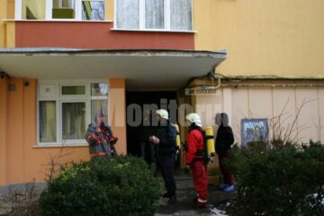 Echipați cu măști de gaze și tuburi de oxigen, reprezentanții ISU Suceava au ajuns rapid la bloc