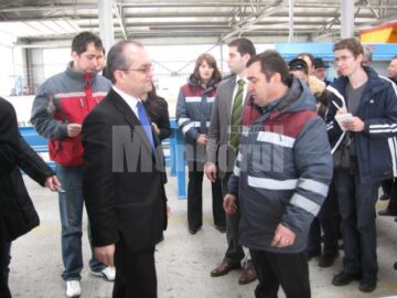 Emil Boc: „Eu îl felicit pe domnul director al fabricii că, în aceste vremuri de criză, un număr de 90 de oameni au locuri de muncă aici”