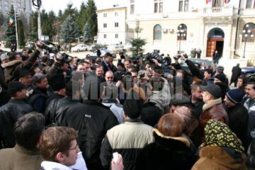 Sucevenii care l-au așteptau pe Emil Boc în fata Prefecturii i-au cerut sprijin pentru rezolvarea unor probleme, în special de natură funciară