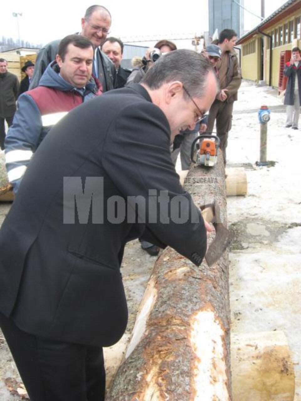 Emil Boc a cioplit, ieri, cu toporul coaja unui buștean, cu ocazia vizitei la firma de prelucrare a lemnului Doxar din Gura Humorului Emil Boc a cioplit, ieri, cu toporul coaja unui buștean, cu ocazia vizitei la firma de prelucrare a lemnului Doxar din Gura Humorului