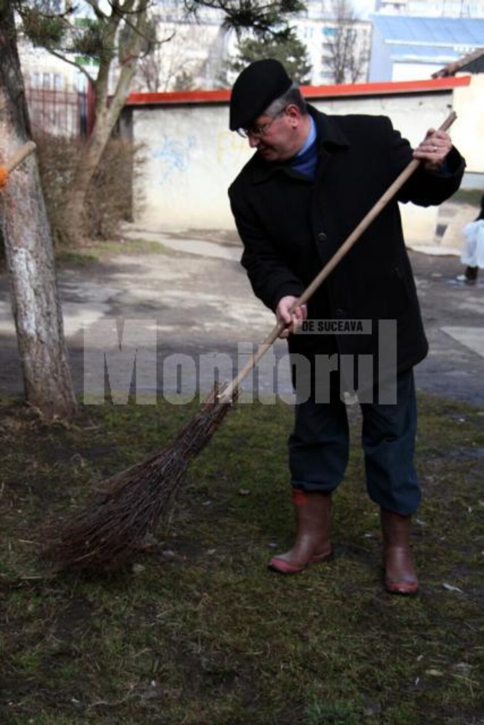 Spirit civic: Elevii, scoși la adunat gunoaie și curățarea spațiilor verzi