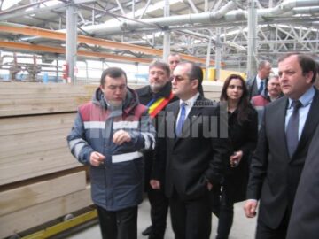 Directorul Doxar Grup, Nicolae Troașe, i-a prezentat lui Emil Boc procesul tehnologic de fabricare a caselor pe structură din lemn