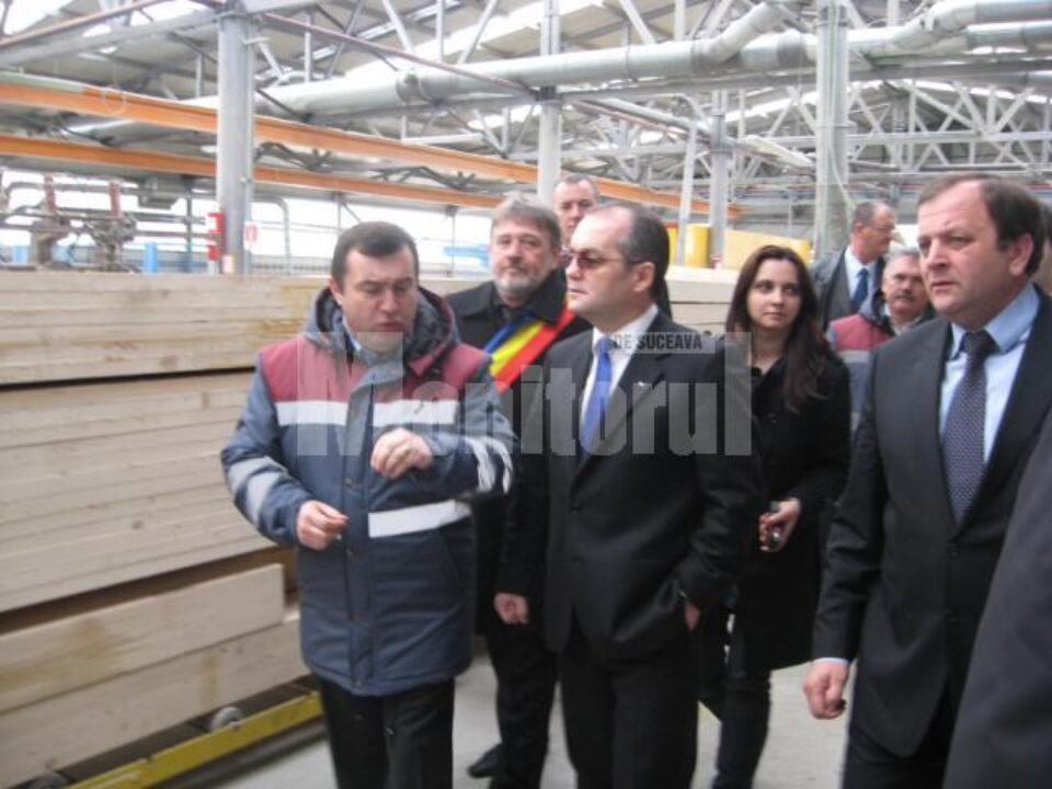 Directorul Doxar Grup, Nicolae Troașe, i-a prezentat lui Emil Boc procesul tehnologic de fabricare a caselor pe structură din lemn Directorul Doxar Grup, Nicolae Troașe, i-a prezentat lui Emil Boc procesul tehnologic de fabricare a caselor pe structură din lemn