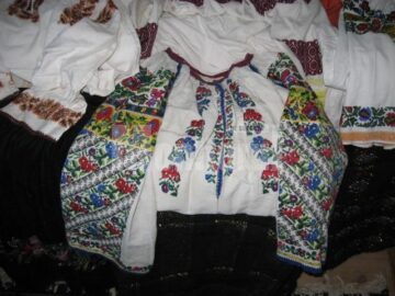Cămașa de mireasă, bogat înflorată, a mamei