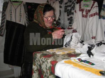 Floarea Ilițoi, cosând mărgică lângă mărgică