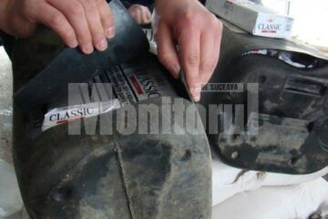 La vamă: Canistre de benzină, încărcate cu tutun, descoperite la Siret