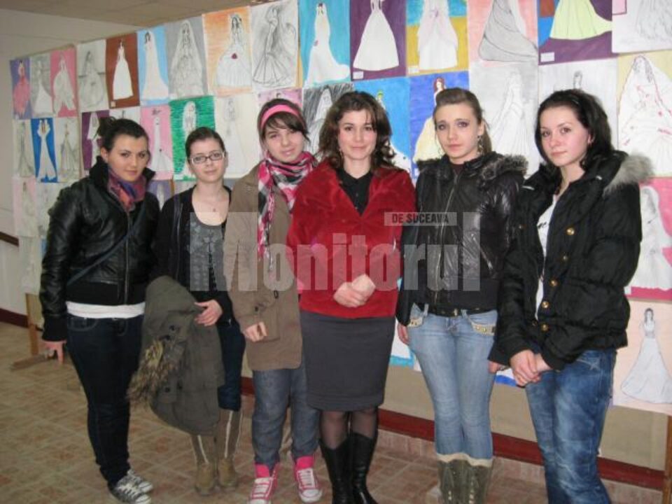 Prof. Simona Mera și câțiva dintre câștigătorii concursului de desene cu modele de rochii de mireasă